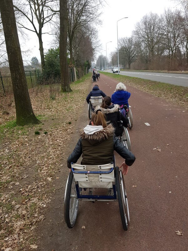 Marijke Smits en leerlingen in een rolstoel.