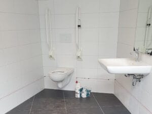 Goed toegankelijk toilet naast de Buffel.