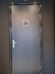 Goede brede deur naar toilet Prinsenhof.