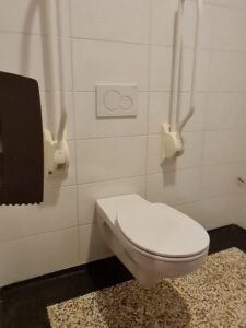 Goede ruime transfer ruimte in toilet Prinsenhof.