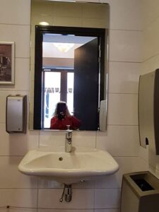 Wasbak hangt op de juiste hoogte in toilet Prinsenhof. Alarm aanwezig.