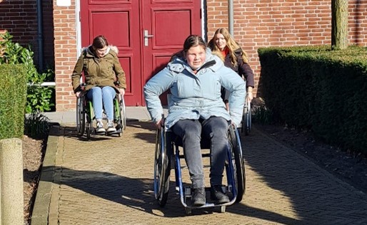 Leerlingen Heerbeeck in rolstoel.