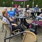 Gezellig met zijn allen aan tafel met een drankje na inspanning.