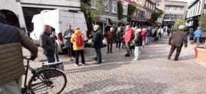 Groep deelnemers en ervaringsdeskundige op pad in Eindhoven.