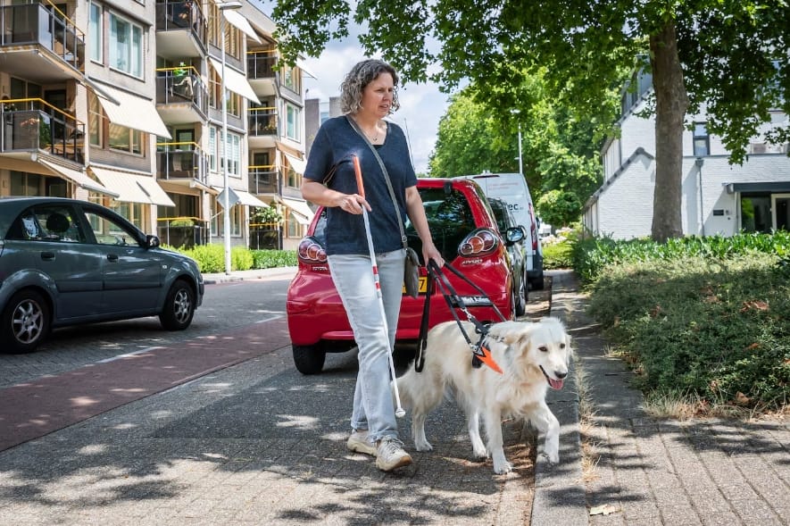 Foto: Ilse Verhagen met hulphond Tisha.